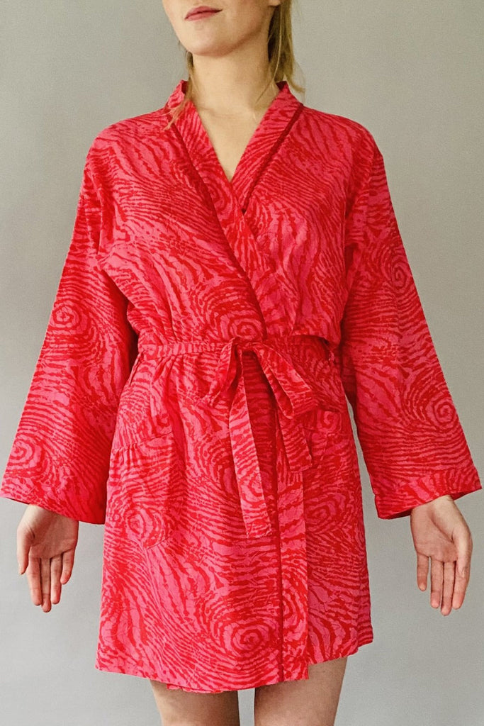 Ladies Short Cotton Kimono Robe in Red Woodgrain print